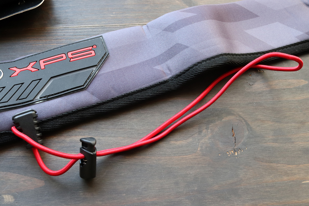 リールに巻き付けるバンジー ループ付き、ソックスがロッドにガッチリと固定されます。