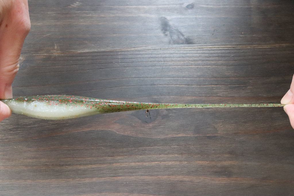 また、使用されている「ElaZtech」素材は強度抜群、多少強く引っ張っても千切れることはありません。