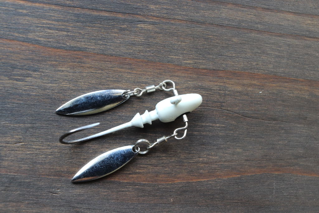 ただ巻きするだけでブレードが360度回転、眩いばかりのフラッシングでターゲットを誘います。