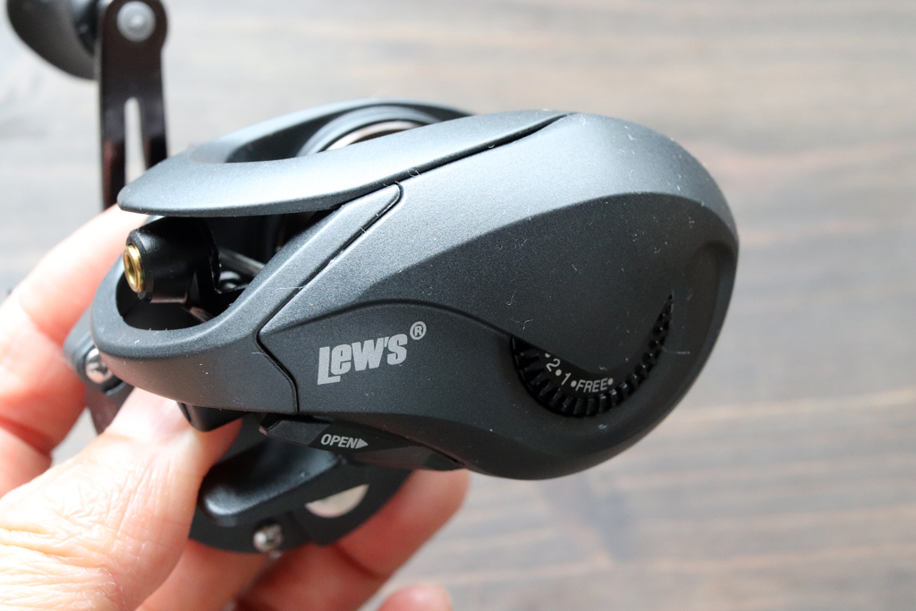 サイドプレートは取り外し可能なグラファイト製。