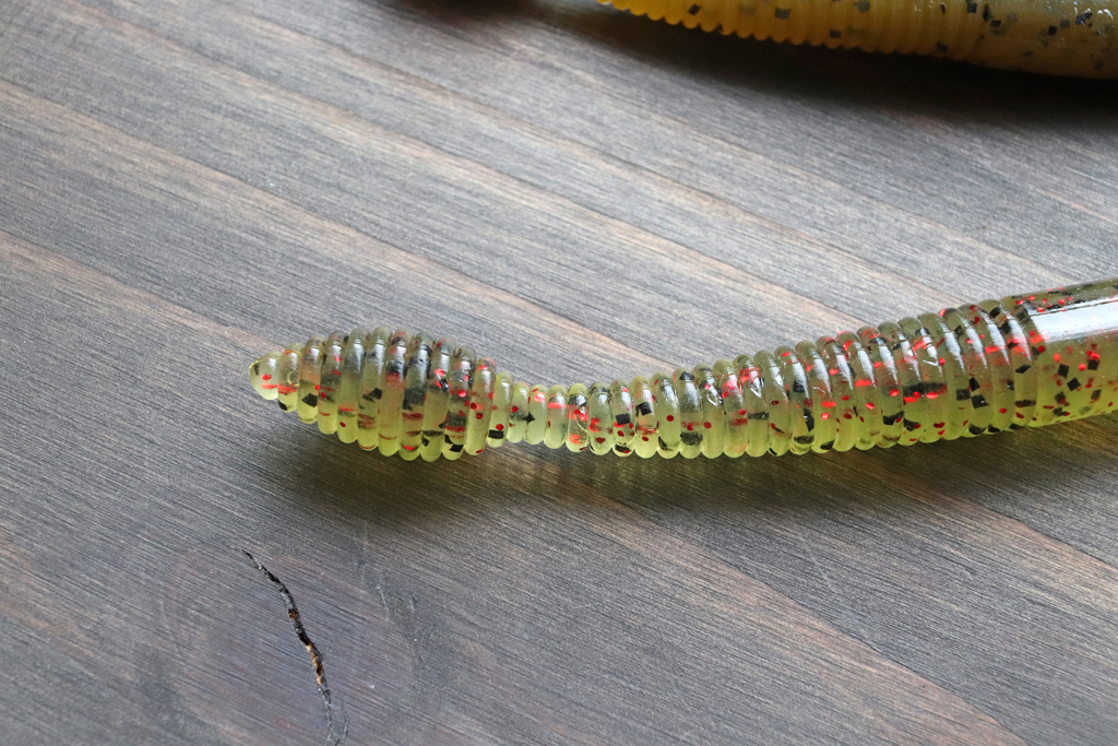 フォール時やトゥイッチを加えれば、波打つ様に震えて艶めかしくアクション。