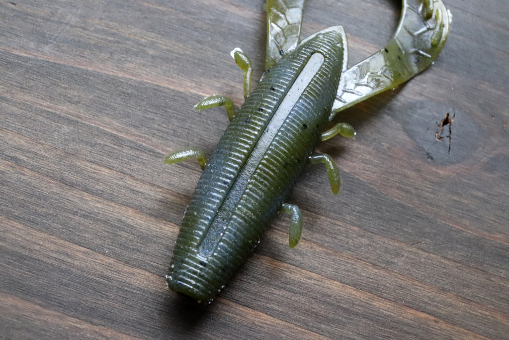 3.5インチのボディには大きくフック スロットが設けられており、EWG フックも難なくセット可能。