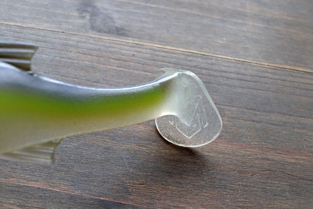 カスタム パドルテールが水を大きく動かし、ビッグ バスからのリアクション ストライクを誘う。