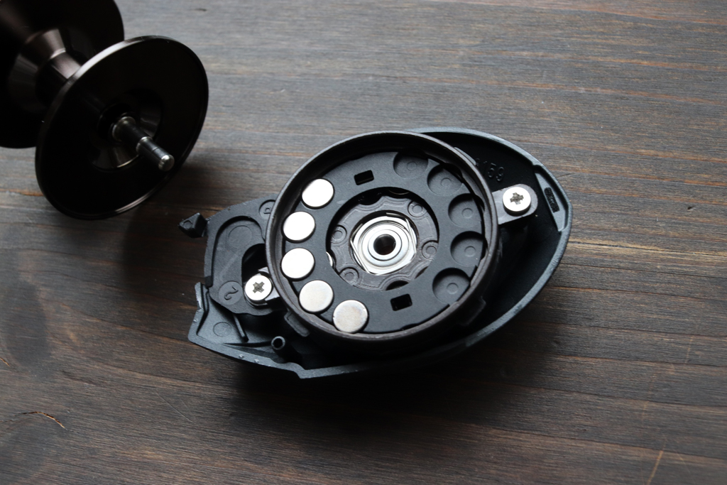 ブレーキは外部のダイヤルで調整する「MCS」マグネット ブレーキ システム採用、あらゆるコンディション下においても正確で細やかなブレーキ調整が可能。