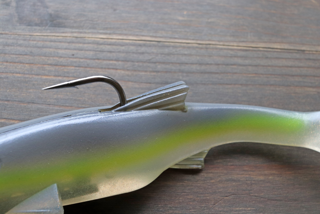 背中のスリットにセットされているフックへと結ぶ「ライン-スルー」タイプのスイムベイトです。