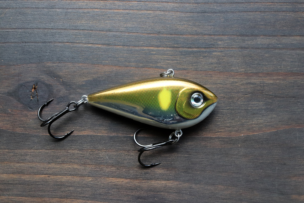 カバー近くでの巻き、ボトムでのリフト&ォール、あらゆるシーンで活躍する万能リップレス クランクベイト。