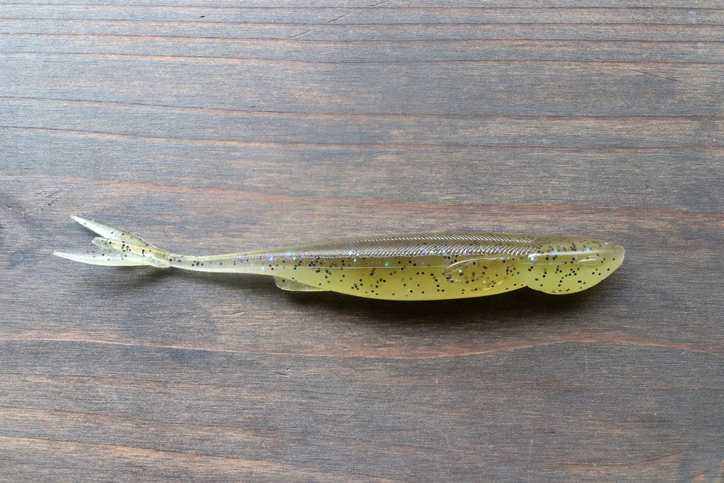 ベイトフィッシュをイミテートしたボディにフォーク型のテール。