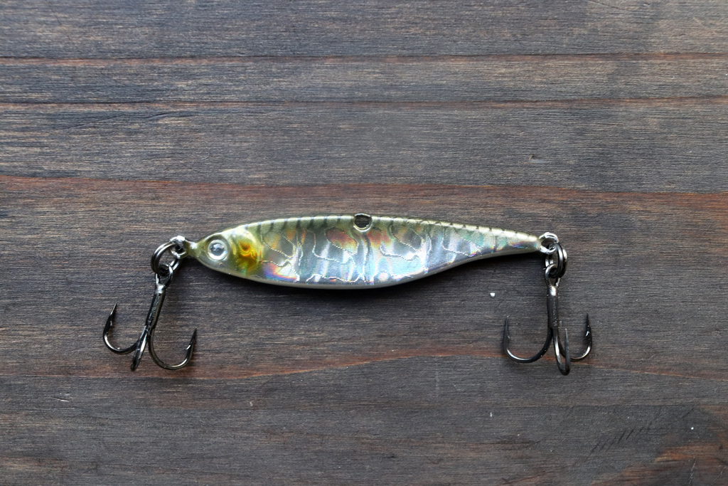 左右にトレブル フック、ボディ センター部にライン アイがあるユニークなジギング スプーン。