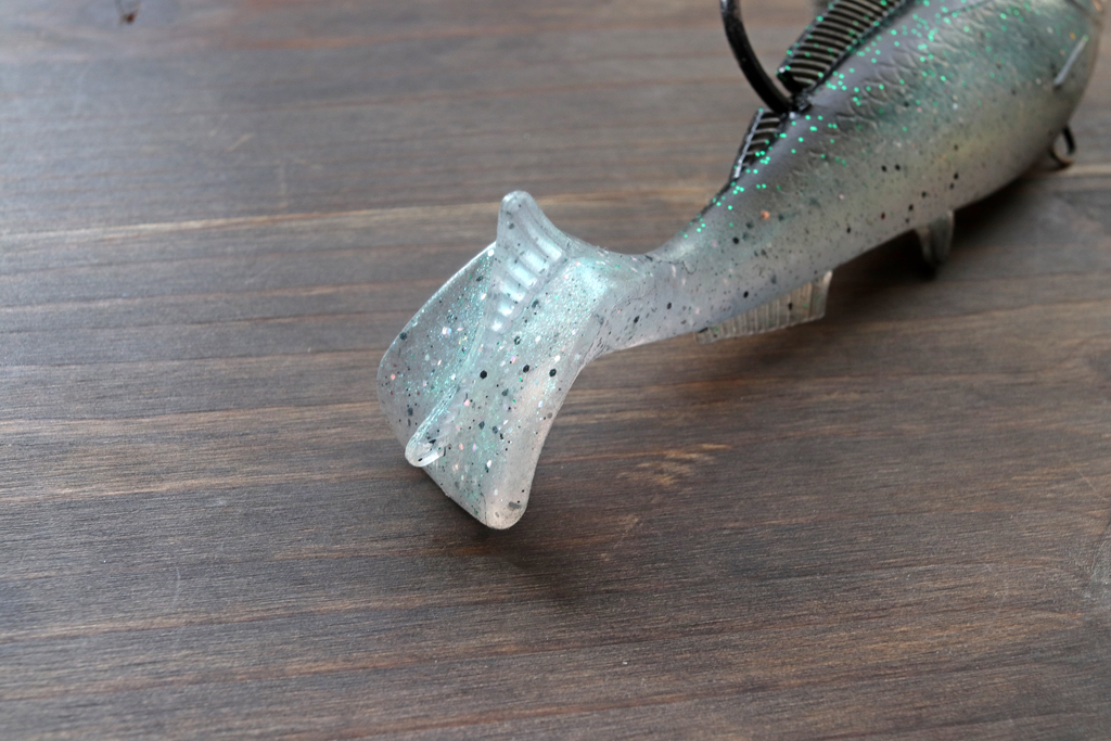 ユニークな形状のパドル テールから、生命感溢れるスイミング アクションが生まれる。