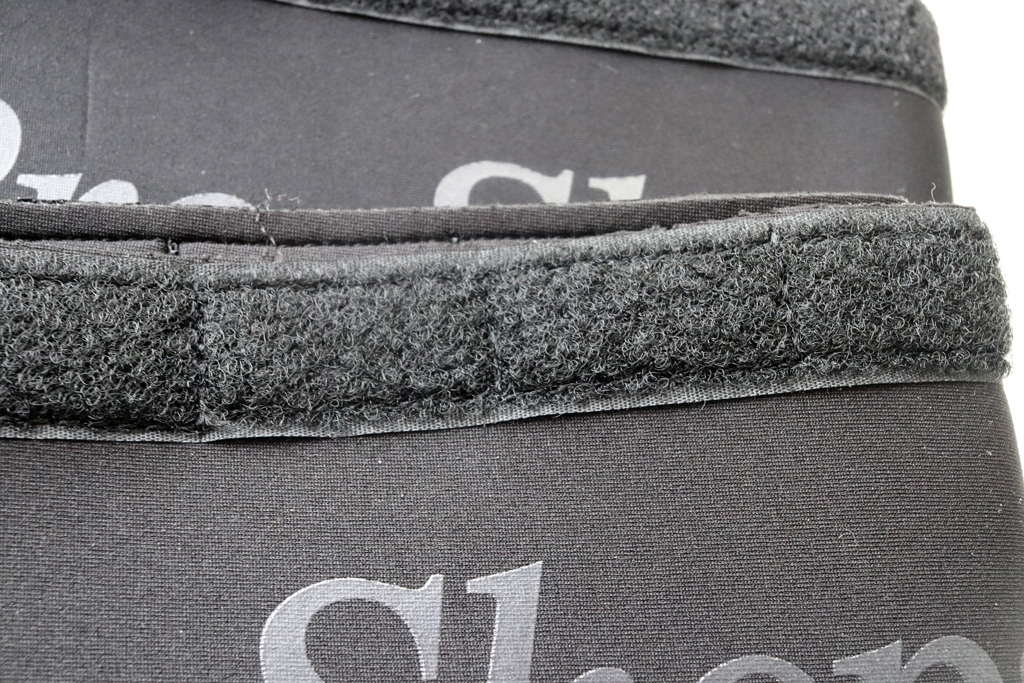 ベルクロ仕様なので簡単に取り付け可能。