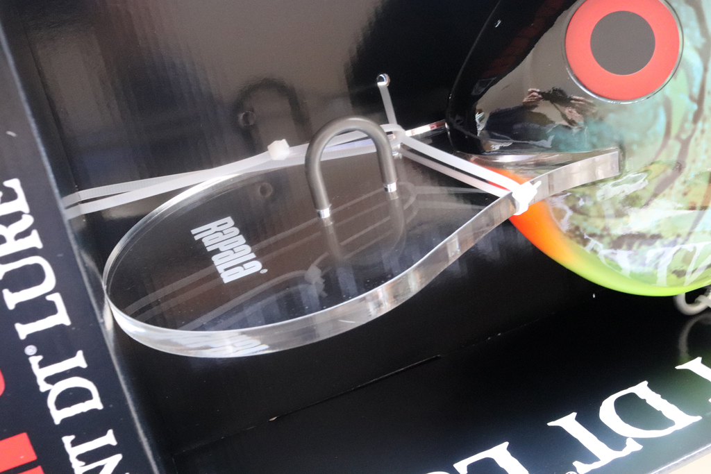 ルアーと同じデザインのオリジナル ボックス入り。