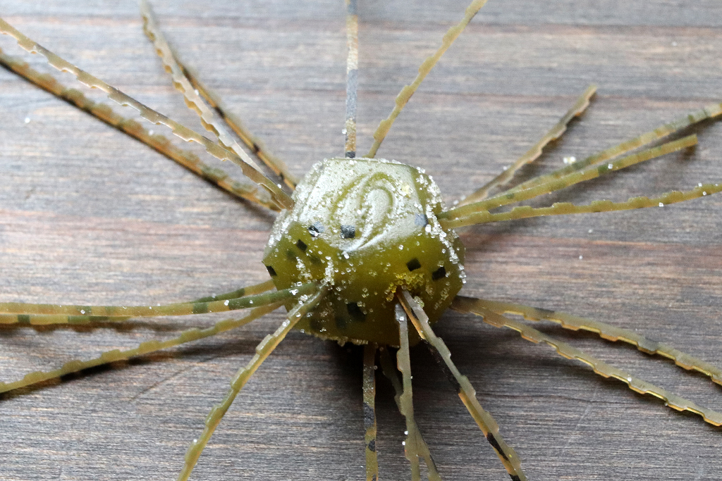 ボディはフラットが12面ある「ダイス」デザイン。