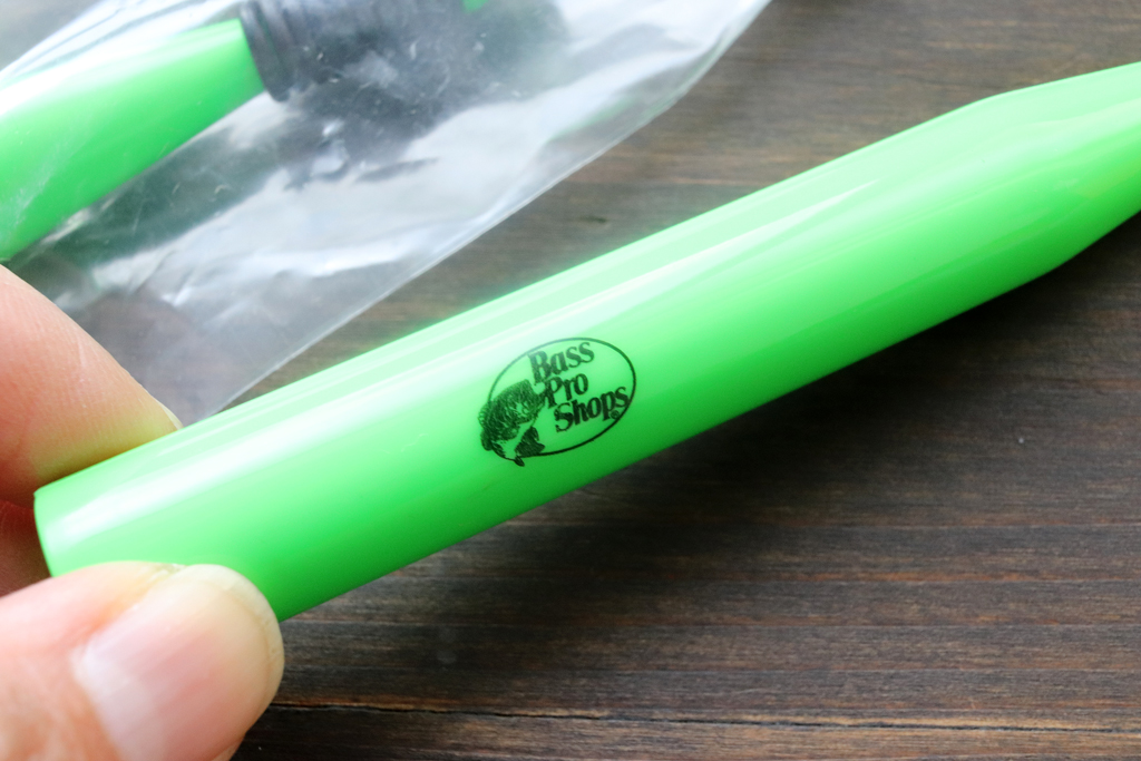 本体は丈夫なプラスティック製で錆びることがなく、もし湖上で落としても浮いてくれます。