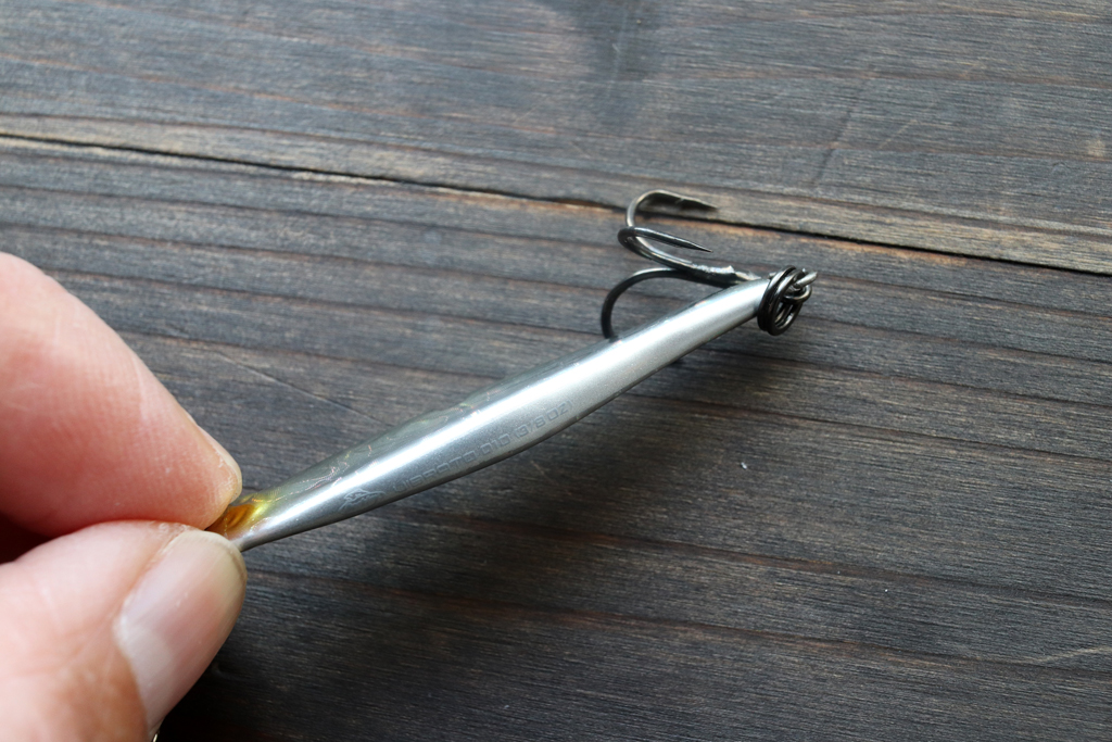 ボディの背中側は薄く、逆に腹側は肉厚に設計することで実現。