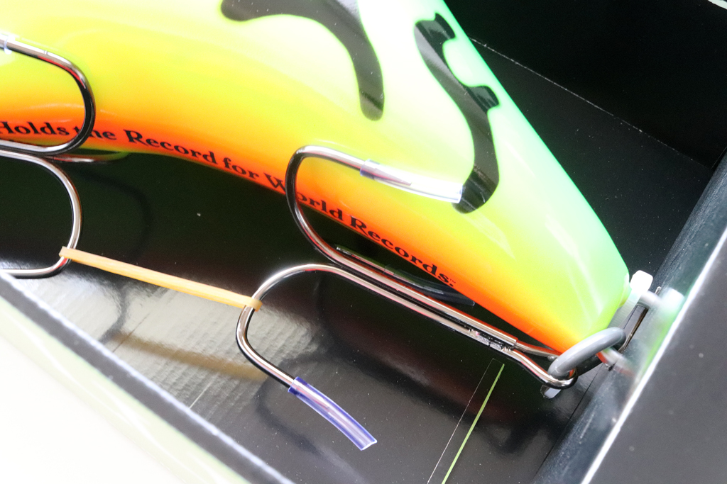 また、フックは模造品ですが、展示後の取扱いや落下などには十分ご注意下さい。