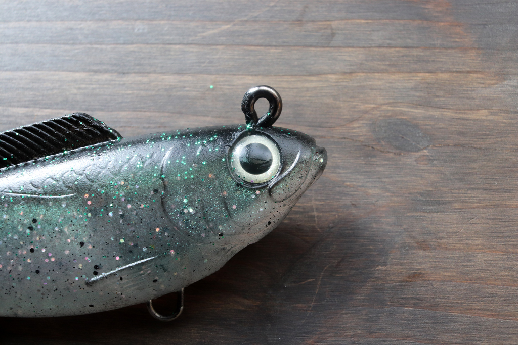 内蔵ウェイトは3/8オンス(6インチは1オンス)、キャスタビリティ抜群で、リトリーブを止めればパーフェクトな沈下速度でフォール。