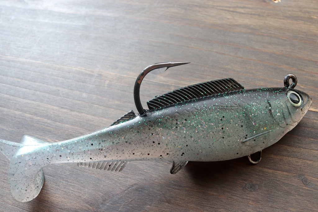 フックはヘビー デューティーな5/0フック(6インチは8/0)、ビッグ バスを物ともしない丈夫さ。