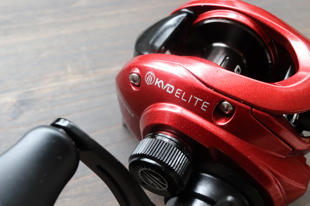 レッドのボディに「KVD」のロゴが誇らしげに鎮座。