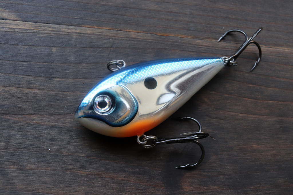 カバー近くでの巻き、ボトムでのリフト&フォール、あらゆるシーンで活躍する万能リップレス クランクベイト。