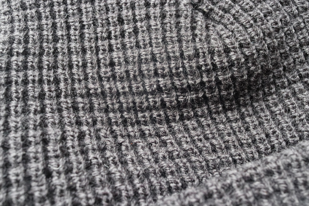 保温性抜群、温かみのある優しい凹凸感で、冬の釣行に◎。