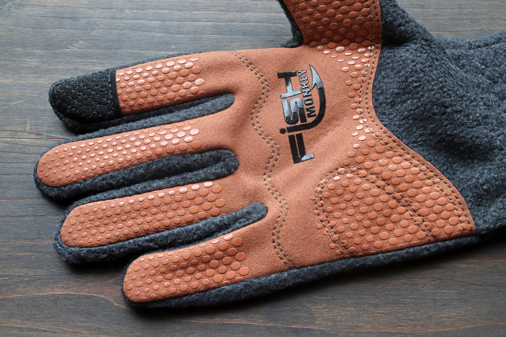 手のひら部分は滑り止めシリコンが施された合成レザーが使われており、濡れた状態でも優れたグリップ力を発揮。