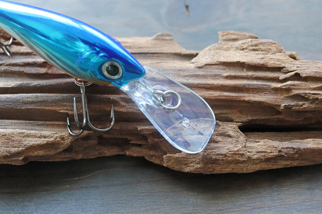 シャッド ラップよりもワイドなリップを採用し、ワイドなテール アクションと存在感のあるラトル サウンドで広範囲にアピール。