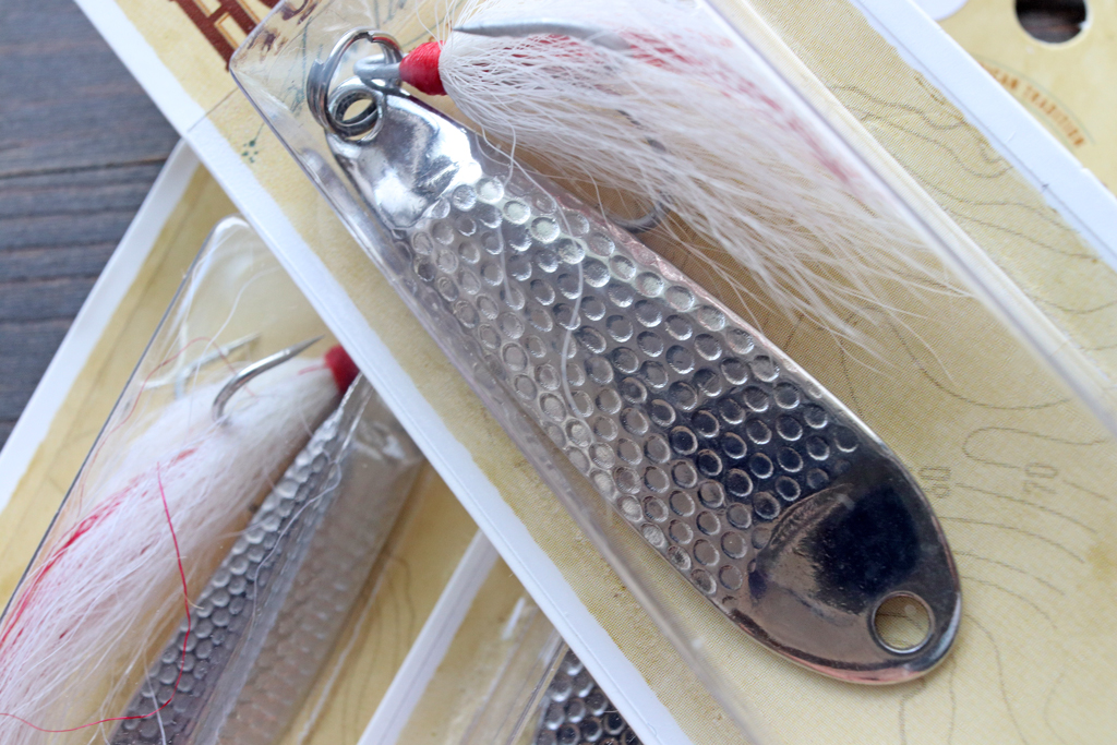 ベイトフィッシュのようなナチュラルなアクションとフラッシングで、ディープをバーチカルに攻めるのは冬場の「王道」パターン。