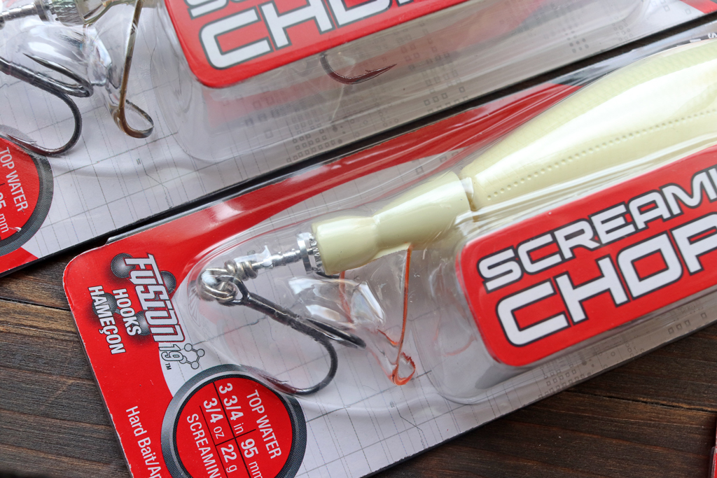 リベットとメタル パーツをテール部に搭載。