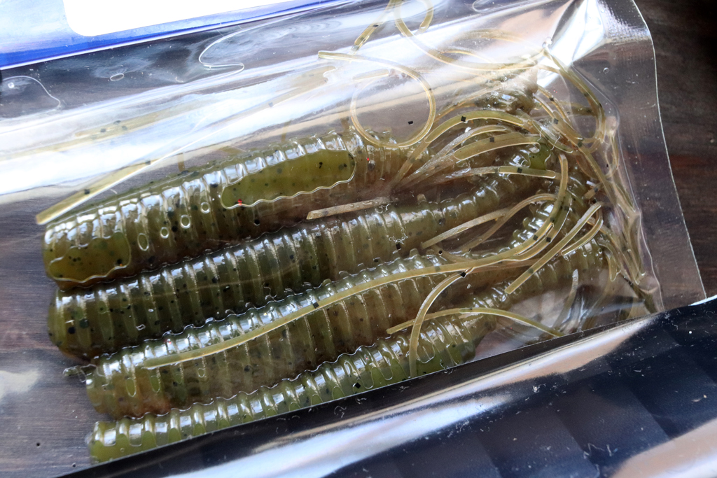 リブの入ったボディは途中でくびれており、スレンダーな独自形状のテールにはスカート。