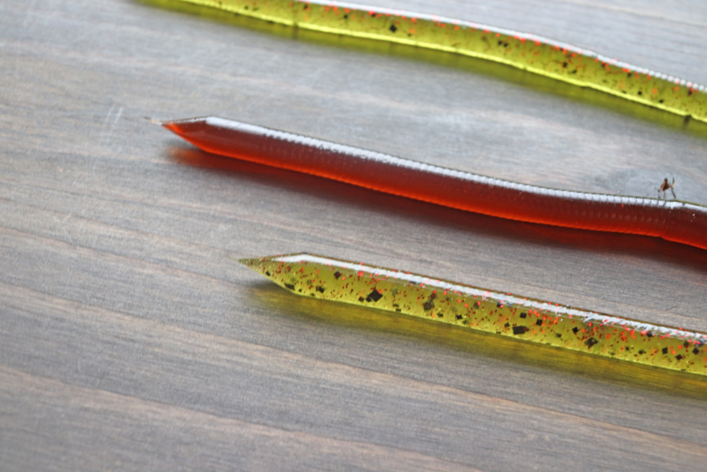 テールは鋭く尖る様な形状。