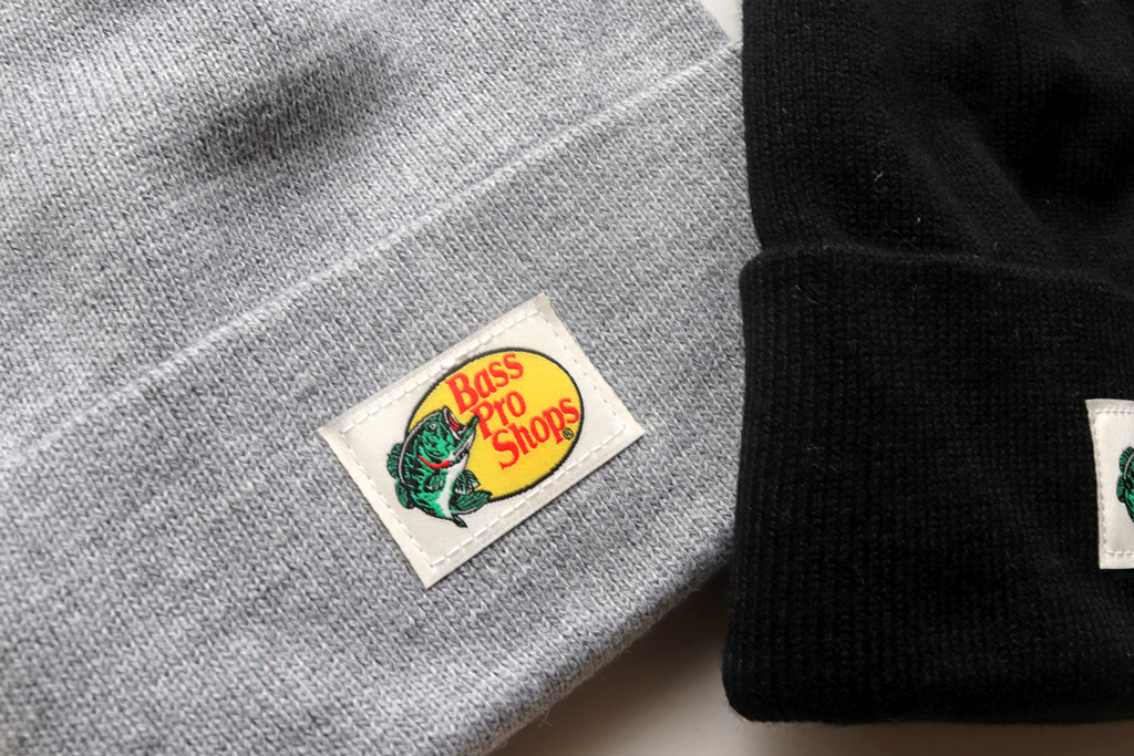 お馴染みのBPSロゴのラベルがフロントに刺繍されています。