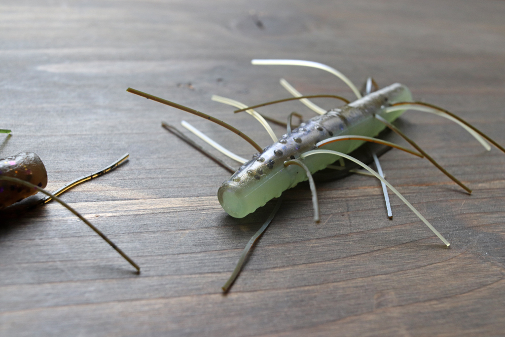 繊細なシリコン スカートが3次元的な動きを演出。