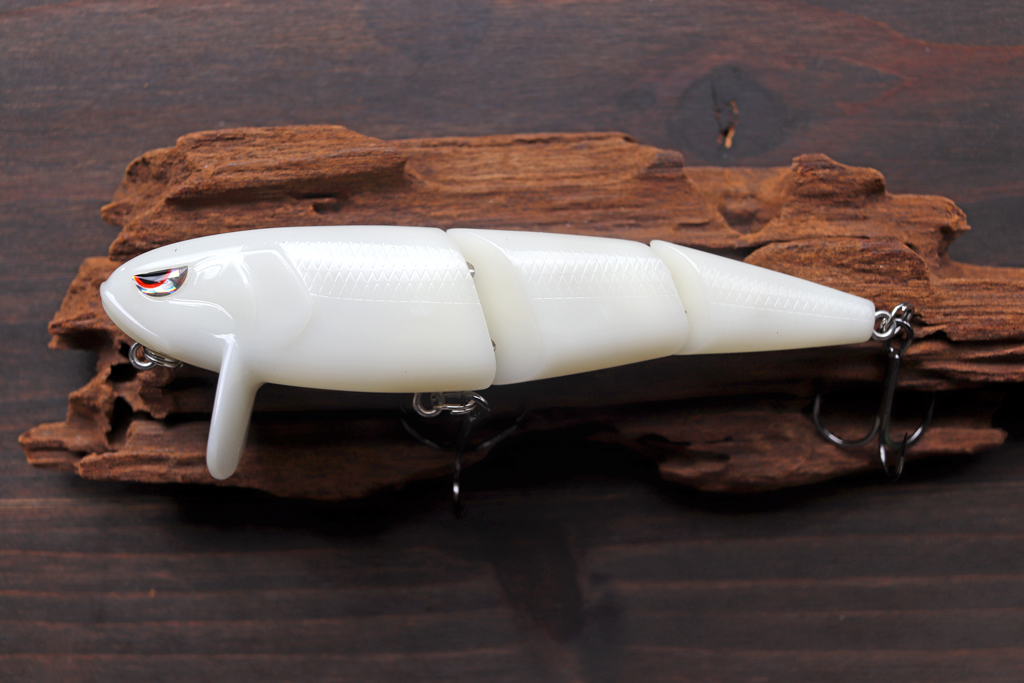 水面で左右にローリング アクション、テールは水面を叩く様にアクションしアピール。