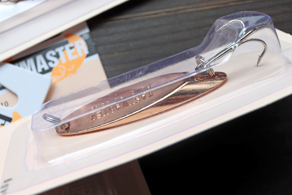 バランスのとれたその流線的なボディ デザインは、ジギング スプーンにはつきものの「糸ヨレ」を激減させ、キャスト時の飛距離アップにも貢献しています。