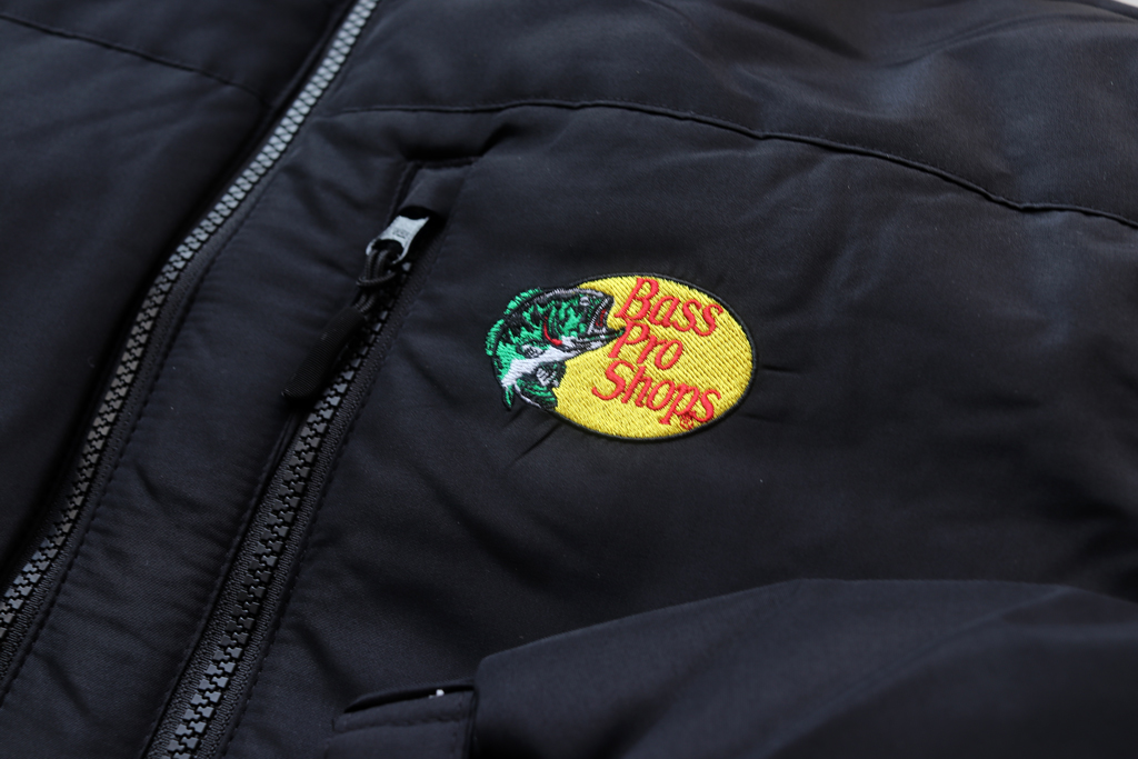 胸元にさりげなく、バス プロ ショップスのロゴ ワッペンが入っています。