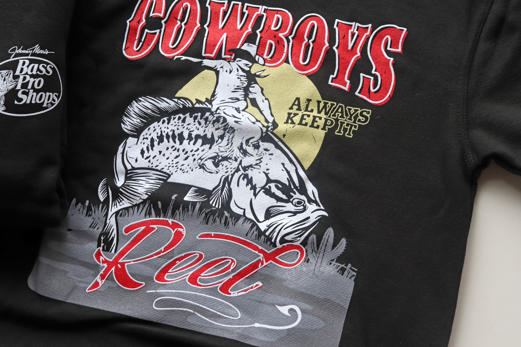 背中に大きく、雰囲気抜群のグラフィックがプリントされています。