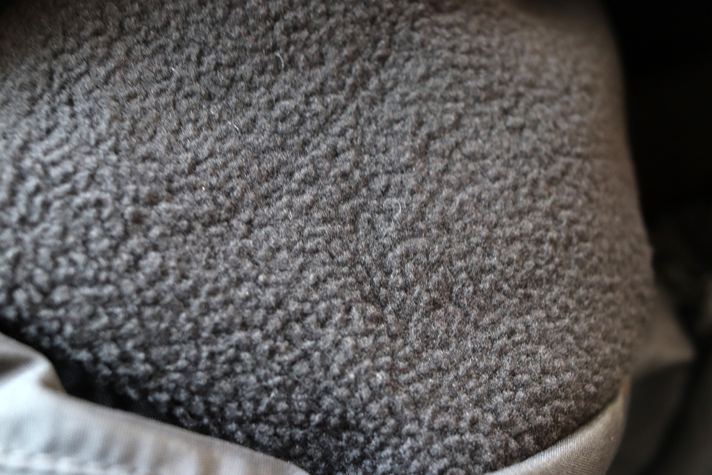 裏地はポリエステル フリース100%、保温性の高い機能素材「サーモライト / ThermoLite」搭載で、朝晩の厳しい冷え込みにも対応。