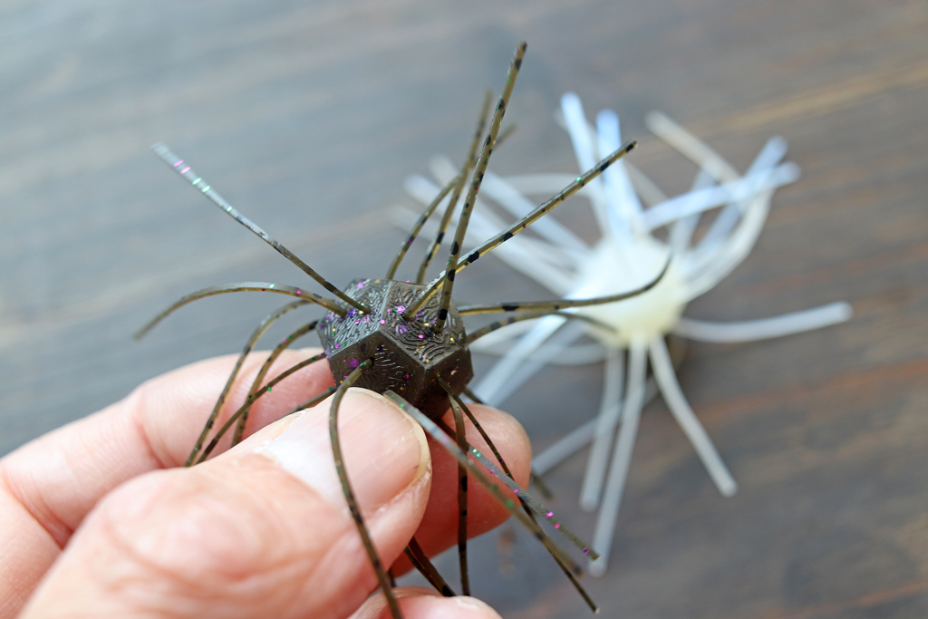 12面あるダイス型ボディに、プレミアム シリコン スカート素材を手作業で編み込み。