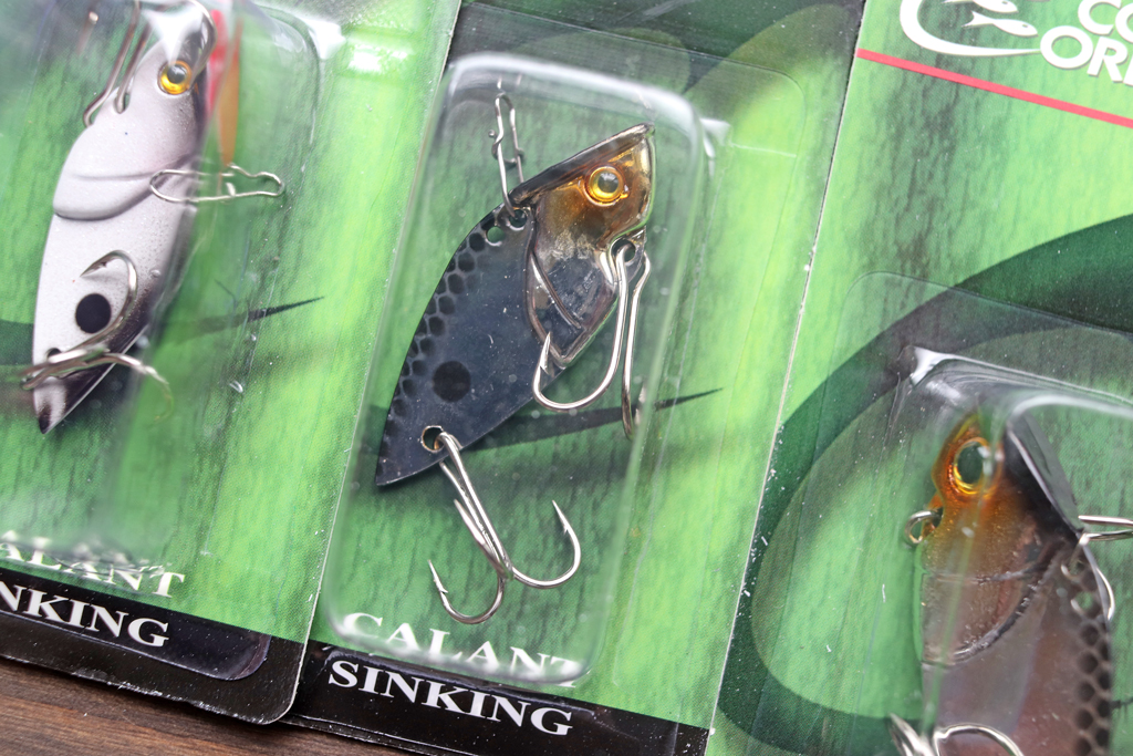 フロントにはダブル フックを標準で装備で、根掛かりも抑えられ、カバーへのタイトなアプローチも可能に。