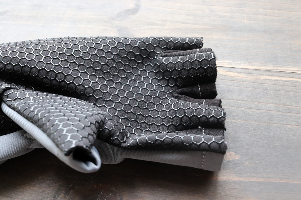 手のひらと指部分にはシリコン製の「フロッグ グリップ」と呼ばれる滑り止め、しっかりとしたグリップを実現。