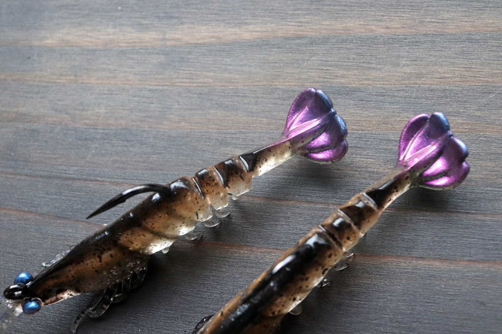 これらのパーツ類と蛇腹状のボディが、艶めかしくもリアルにアクション。