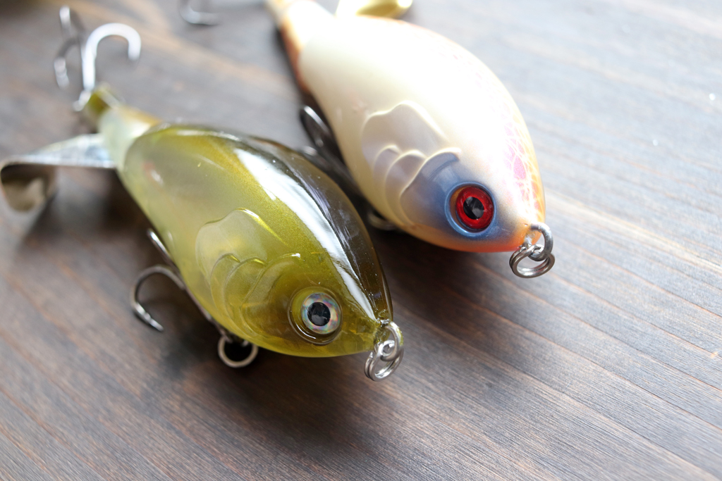 コンパクトでユニークなボディ デザインは、他のプロッパー スタイルのルアーとは一線を画す。