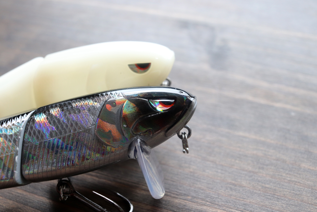 ラウドなワンノック サウンドで、遠くに潜むビッグ バスをも魅了する。