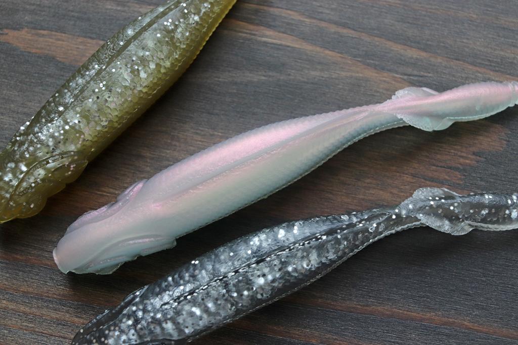 ボディ サイズは4.25インチ、ジグヘッドであらゆるバスを攻略できる万能サイズですが、ノー シンカー ジャーク、チャターベイト、スピナーベイトのトレーラーとしても優れた性能を発揮します。