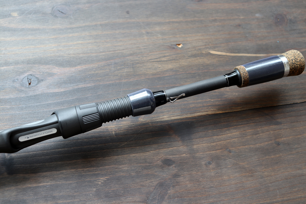 食わせと掛けの絶妙なバランスからなるティップ セクションを持つ、6フィート6インチ、ファースト アクション、ライト パワーのドロップ ショット ロッドです。