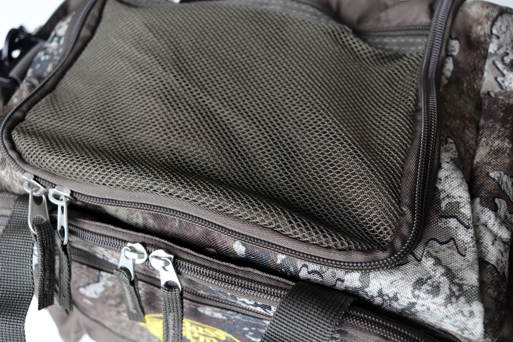 フロントには大きなポケット付きで小物類の収納に便利。