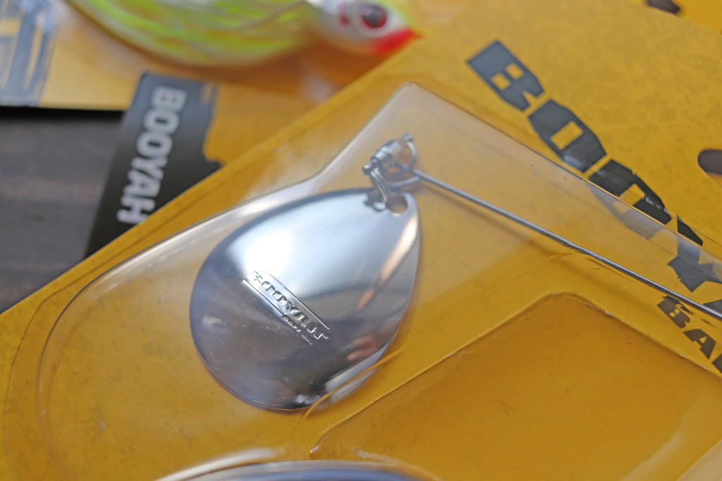 コロラド ブレードは水の抵抗を受けやすく・・・、ゆっくりと沈下させる事が出来るので、「ヘリコプター」と呼ばれるようなフォールさせるような釣り方にも有効。