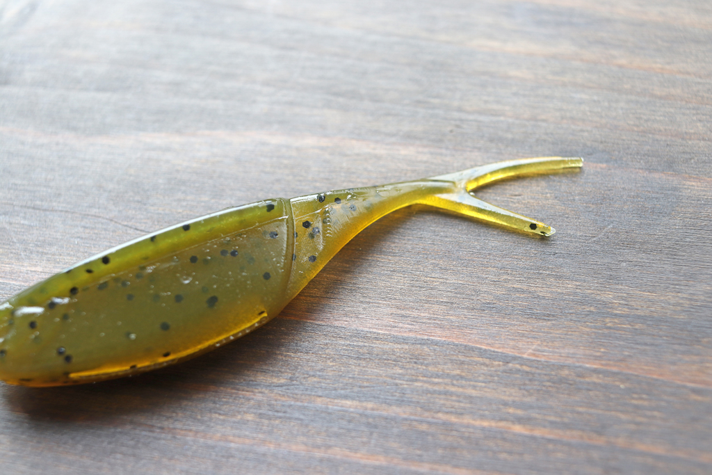 独自の「ヒンジ」構造のテール セクションにより、ストレート リトリーブするだけで簡単にロール アクション。