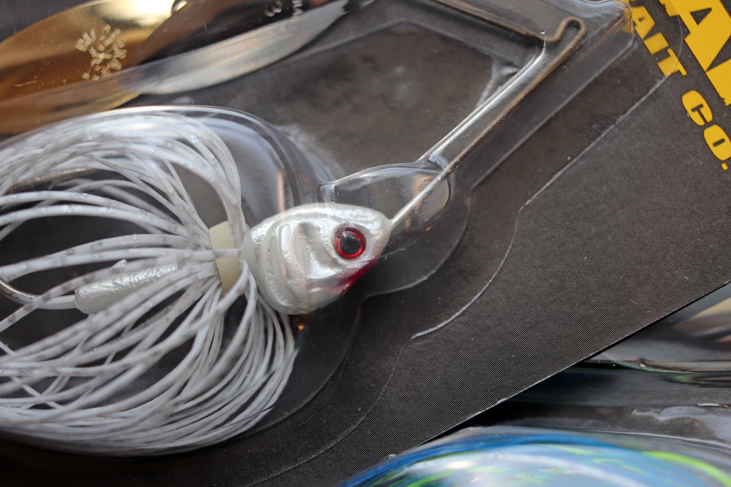 フックのシャンク部にもウェイトを載せることで、全体の重量を軽くすることなく、シルエットだけをコンパクトなものに。