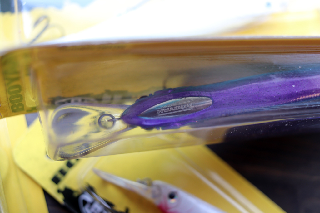 ヘッド上面に埋め込まれた金属製ブレードにより、フォワード フェイシング ソナーにくっきりと映し出され・・・、より優位な釣りの展開が可能。